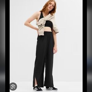 GapFit Relaxed Wide-Leg Runaround Pants - Size Large - No Longer Sold Online